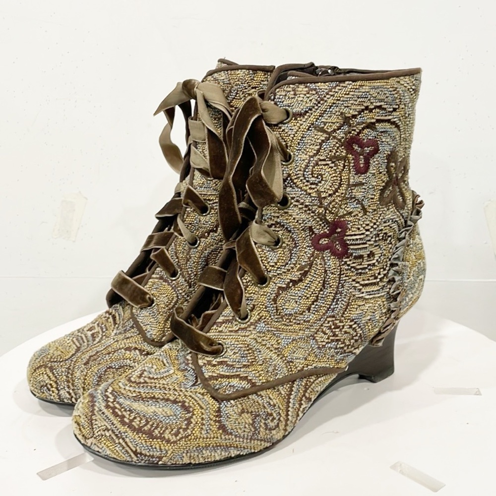 MUDD Aniston Victorian Tapestry Boots Velvet Ribbon Lace Up Sz 8M Side Zip